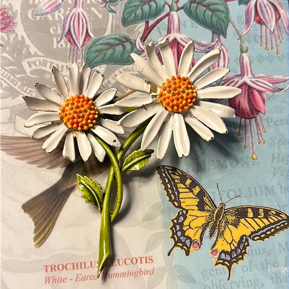 ART Jewelry - Vintage ART Enamel Daisy Brooch/Pin 2 3/4” x 2 1/2”